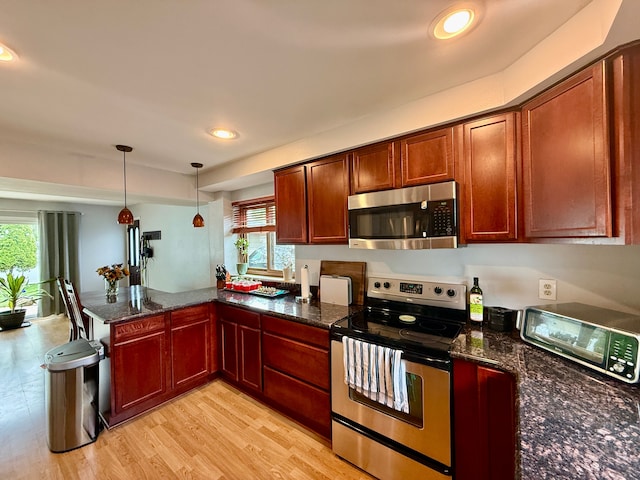992 Key W Dr, Clawson, MI 48017 - kitchen featuring stainless steel appliances, a peninsula, plenty of natural light, hanging light fixtures, and recessed lighting