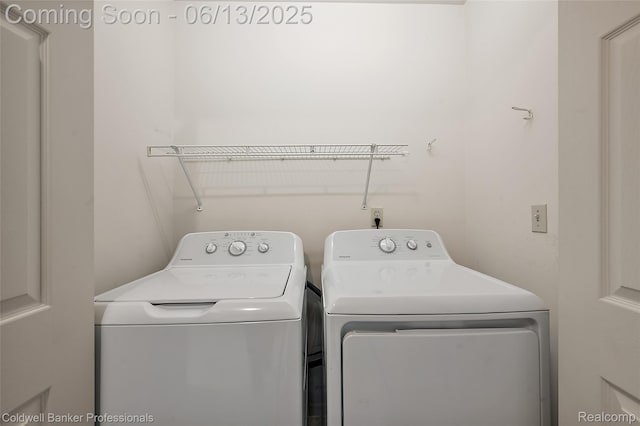634 Eastway Cir Unit # 20, Lapeer, MI 48446 - laundry area featuring washing machine and dryer