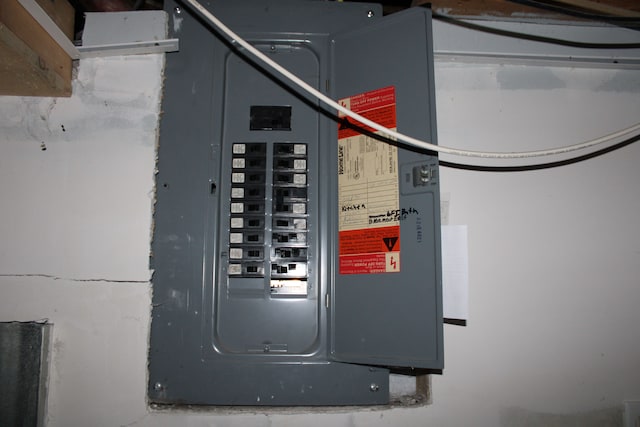 1093 Ford Blvd, Lincoln Park, MI 48146 - utilities featuring electric panel