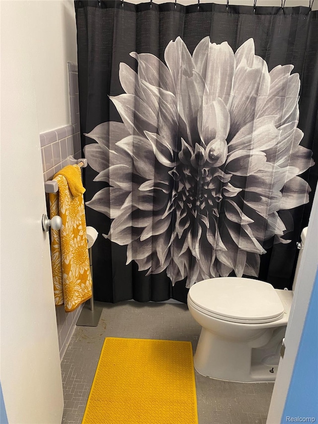 8900 E Jefferson Ave Unit 926, Detroit, MI 48214 - bathroom with toilet and a shower with curtain