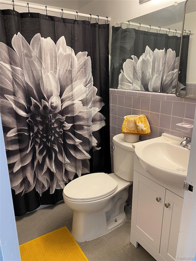 8900 E Jefferson Ave Unit 926, Detroit, MI 48214 - full bath with tile walls, vanity, a shower with curtain, and a wainscoted wall