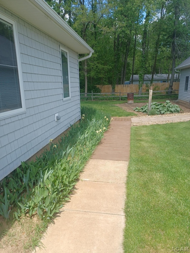 1186 Buckingham Ct, Adrian, MI 49221 - view of yard