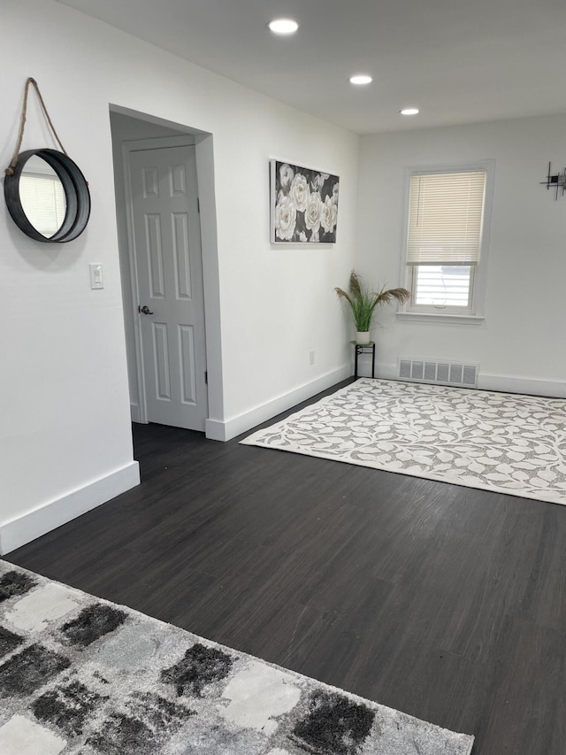 8841 Auburn St, Detroit, MI 48228 - unfurnished room with dark wood-type flooring, baseboards, and recessed lighting
