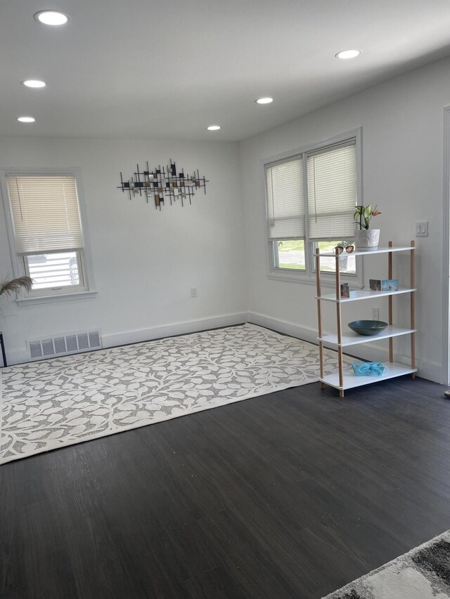 8841 Auburn St, Detroit, MI 48228 - unfurnished room featuring wood finished floors, plenty of natural light, baseboards, and recessed lighting