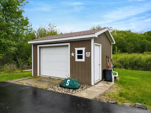 4200 Chapman Rd, Stockbridge, MI 49285 - detached garage with driveway