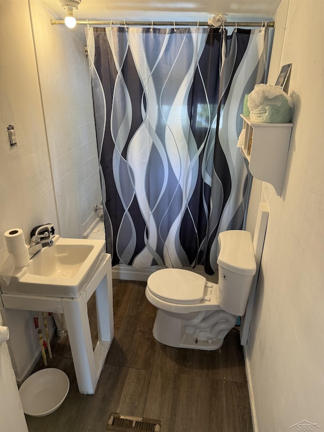 1541 Emily St, Saginaw, MI 48601 - bathroom with toilet, wood finished floors, a shower with curtain, and baseboards