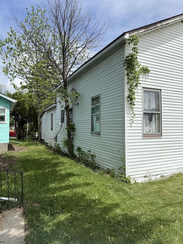 1541 Emily St, Saginaw, MI 48601 - view of side of home with a yard