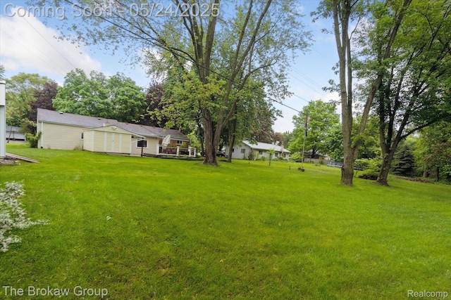 6605 Northview Dr, Clarkston, MI 48346 - view of grassy yard