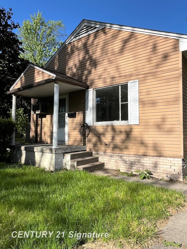2222 Stone St, Saginaw, MI 48602 - view of front of property with covered porch and a front yard