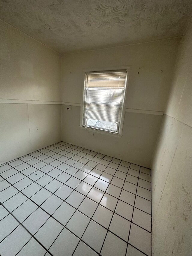19731 Harlow St, Detroit, MI 48235 - empty room featuring light tile patterned floors and a textured ceiling