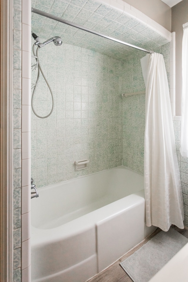 full bath with shower / tub combo with curtain