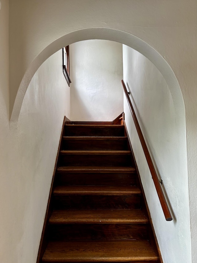 404 Pauline Blvd, Ann Arbor, MI 48103 - stairway featuring arched walkways