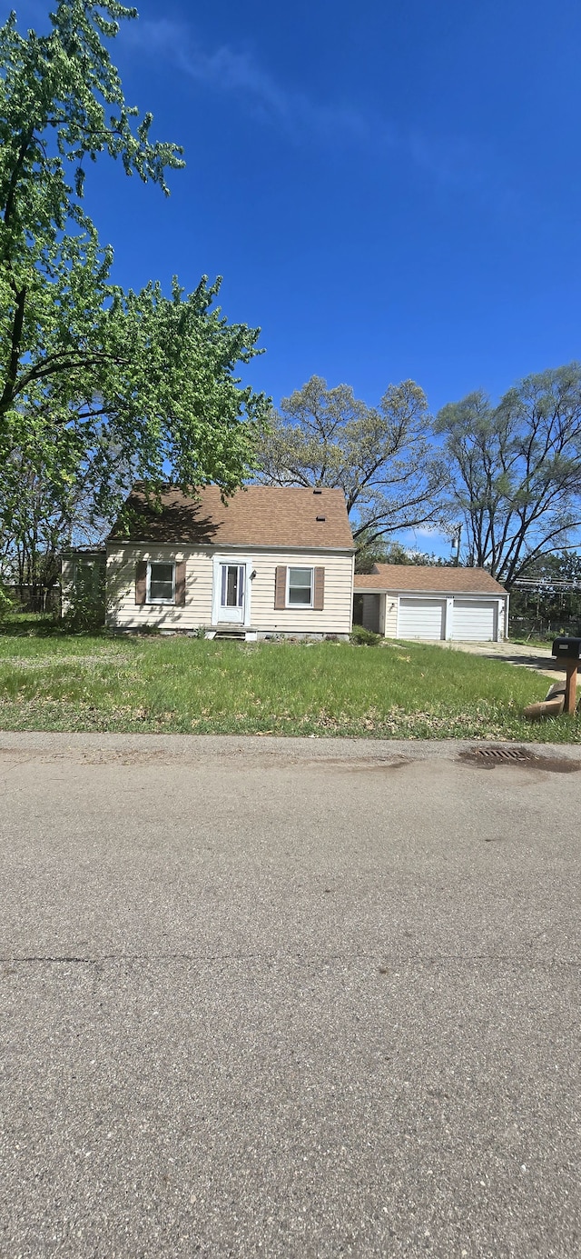 34802 Pardo St, Westland, MI 48185 - view of front of property featuring a front yard and a detached garage