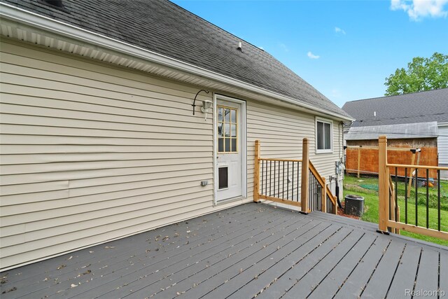 3819 Hazelett Dr, Waterford, MI 48328 - view of deck