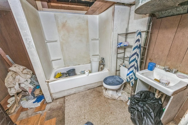 526 S Front St, Dowagiac, MI 49047 - full bath featuring shower / bath combination and toilet