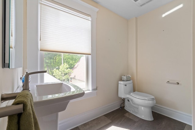 1054 Ferdon Rd, Ann Arbor, MI 48104 - half bath featuring baseboards and toilet