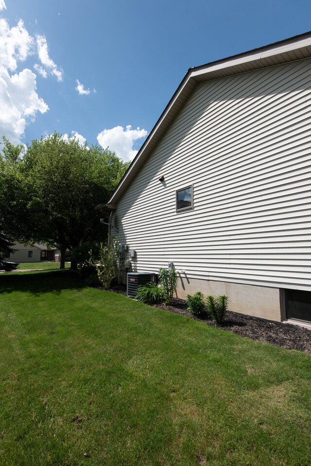 906 Village Dr, Davison, MI 48423 - view of side of property featuring a lawn
