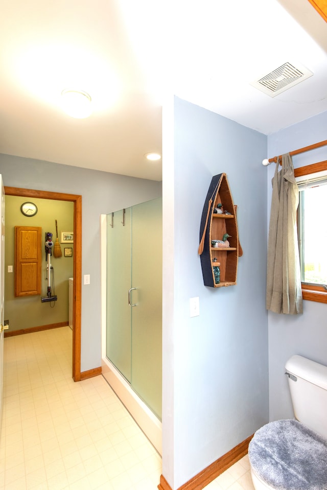 906 Village Dr, Davison, MI 48423 - bathroom with baseboards, toilet, a shower stall, and recessed lighting