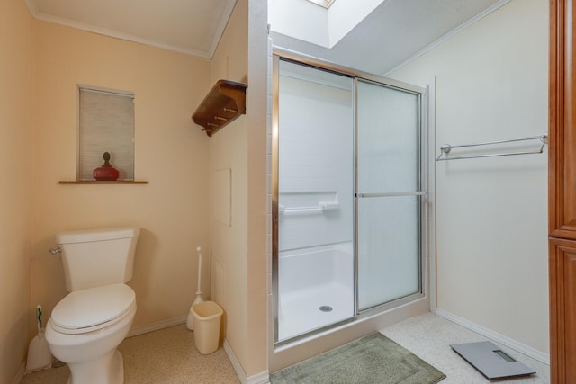 305 Oak Ridge St, Mason, MI 48854 - bathroom featuring a stall shower, baseboards, toilet, a skylight, and ornamental molding