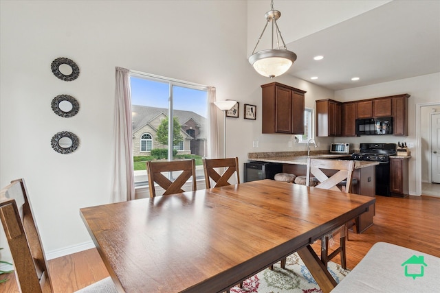 5104 Hawkseye Trce, Warren, MI 48092 - dining area with baseboards, light wood-style floors, a high ceiling, and recessed lighting