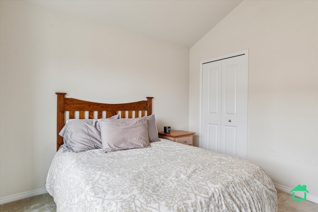 5104 Hawkseye Trce, Warren, MI 48092 - bedroom featuring carpet, vaulted ceiling, baseboards, and a closet