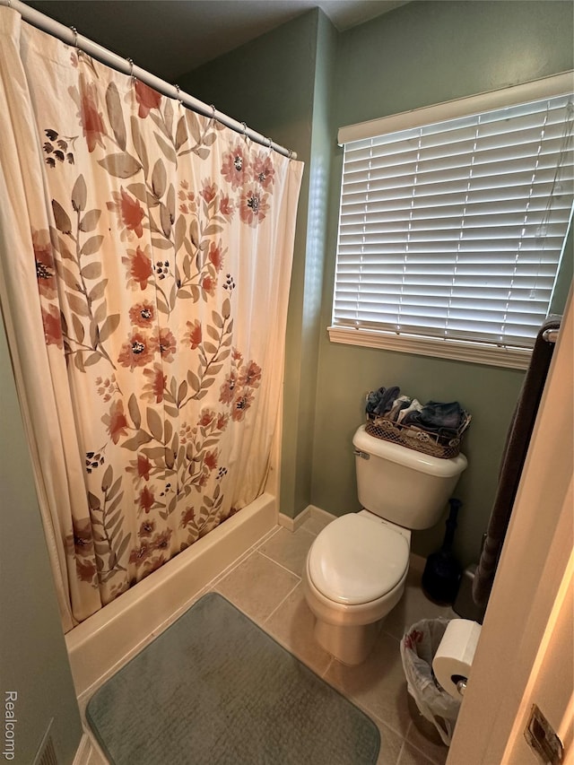 790 Vivian Ln, Oxford, MI 48371 - bathroom featuring tile patterned flooring, toilet, and curtained shower