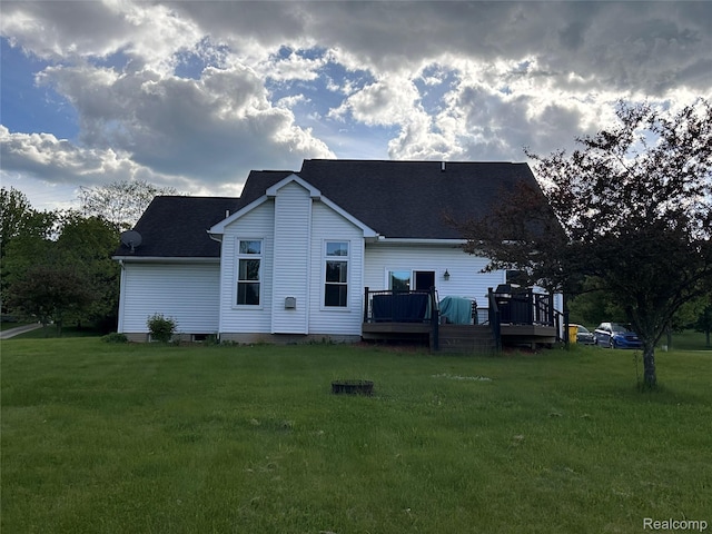 790 Vivian Ln, Oxford, MI 48371 - back of house featuring a wooden deck, a yard, and roof with shingles
