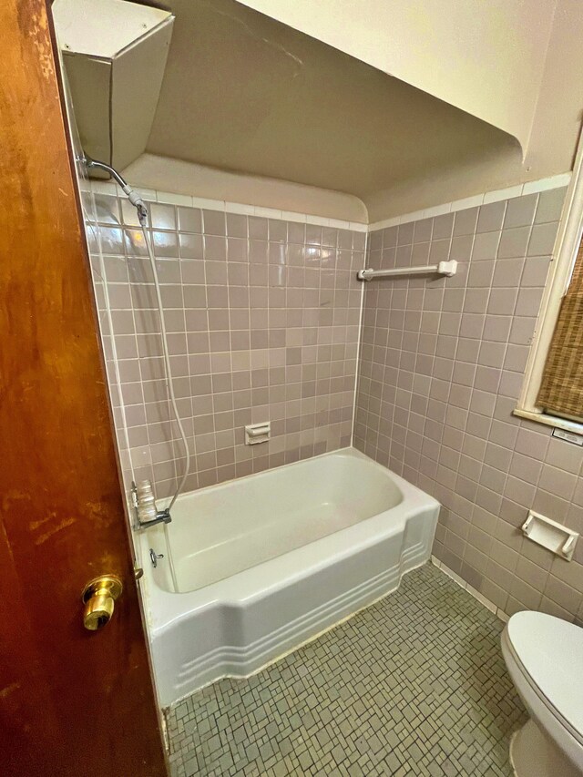 4057 High St, Ecorse, MI 48229 - bathroom featuring toilet, tile walls, and shower / bath combination