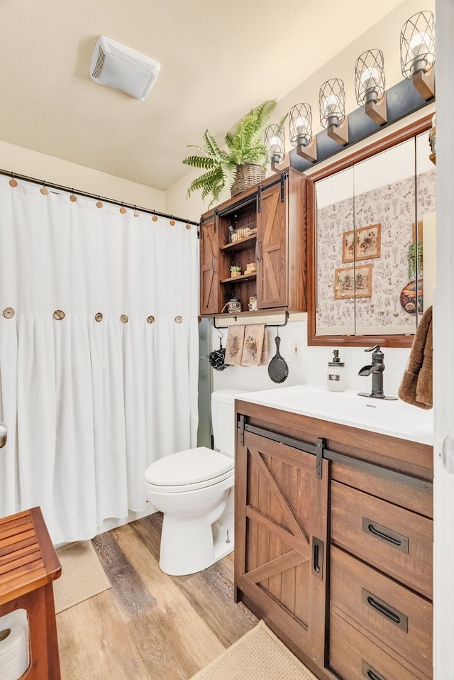 full bath with wood finished floors, toilet, vanity, and a shower with curtain