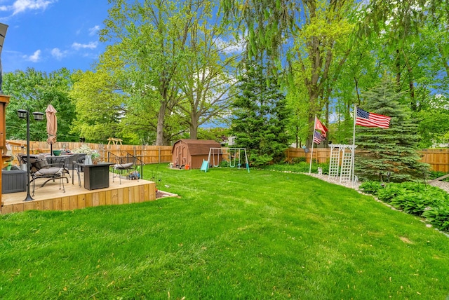 view of yard featuring an outdoor fire pit