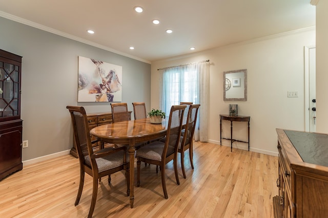 dining space featuring ornamental molding, recessed lighting, light wood-type flooring, and baseboards