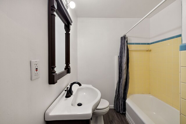 804 E Avon Rd, Rochester Hills, MI 48307 - bathroom with wood finished floors, toilet, shower / tub combo with curtain, baseboards, and a sink