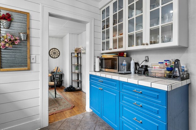8911 Manor Ave, Allen Park, MI 48101 - bar with stainless steel microwave and tile patterned flooring