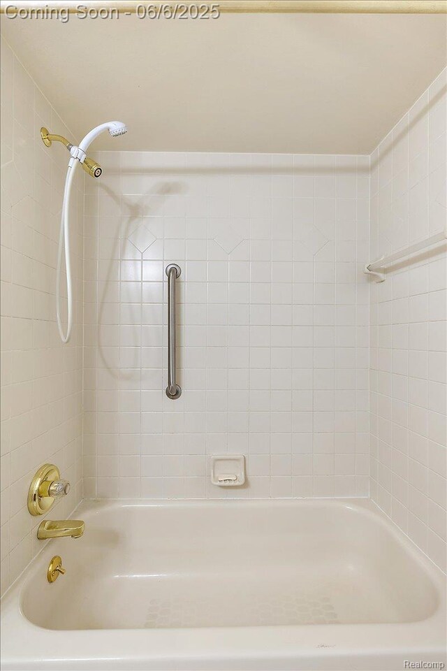 53629 Wayburn Ct, Utica, MI 48315 - bathroom featuring washtub / shower combination