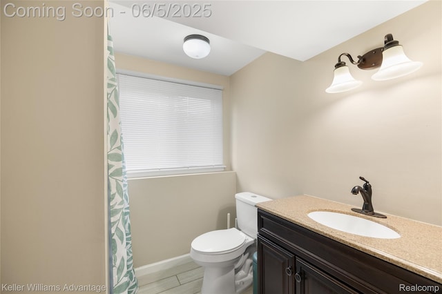 3714 Prairie Ave, Berkley, MI 48072 - full bath featuring toilet, vanity, baseboards, and curtained shower
