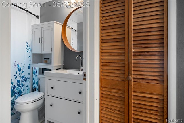 771 Easley Dr, Westland, MI 48186 - full bathroom featuring vanity, toilet, and a shower with shower curtain