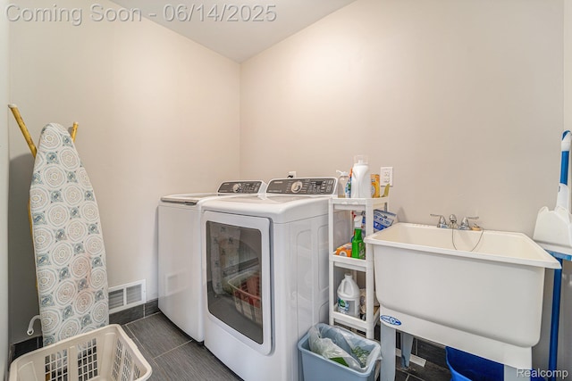 4715 Mandalay Ave, Royal Oak, MI 48073 - laundry room with washing machine and clothes dryer