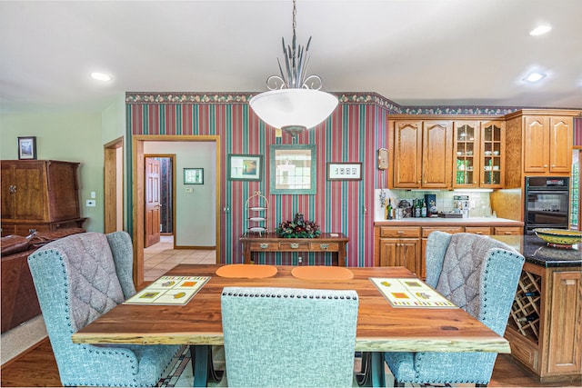 1506 Golfside Ct, Flushing, MI 48433 - dining space with wallpapered walls and recessed lighting