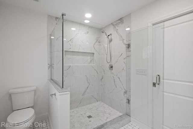 1149 Larkmoor Blvd, Berkley, MI 48072 - bathroom with a marble finish shower, toilet, recessed lighting, and baseboards