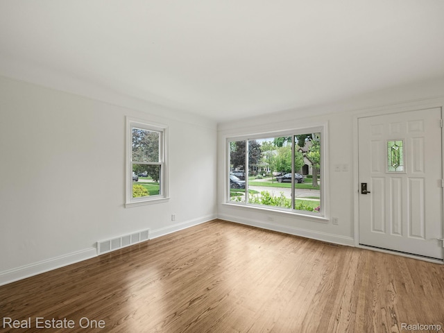 1149 Larkmoor Blvd, Berkley, MI 48072 - entryway featuring wood finished floors and baseboards