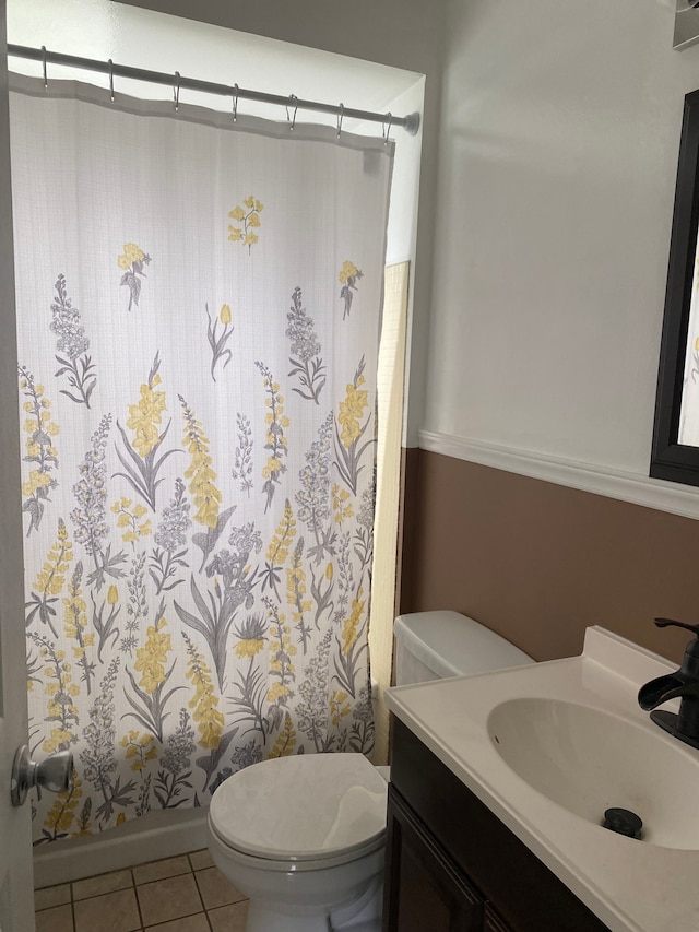 13020 Castle St, Southgate, MI 48195 - full bath featuring toilet, tile patterned floors, and vanity