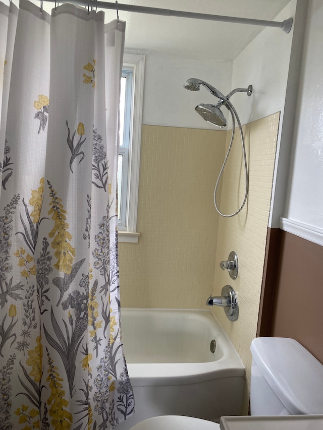 13020 Castle St, Southgate, MI 48195 - full bathroom with toilet and shower / bath combination with curtain