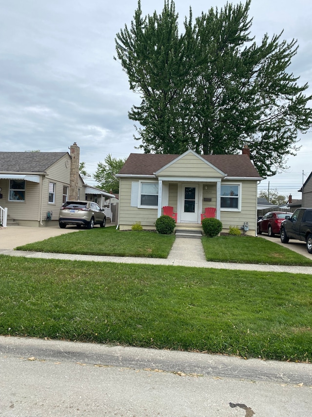 13020 Castle St, Southgate, MI 48195 - bungalow-style home with a front lawn