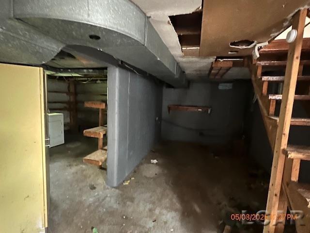 6730 Summerfield Rd, Temperance, MI 48182 - unfinished below grade area with washer / clothes dryer