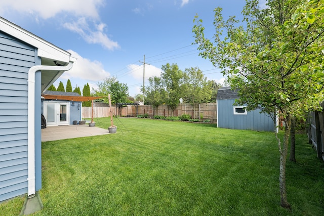 1255 Meadowood Dr, Waterford, MI 48327 - view of yard with a patio area