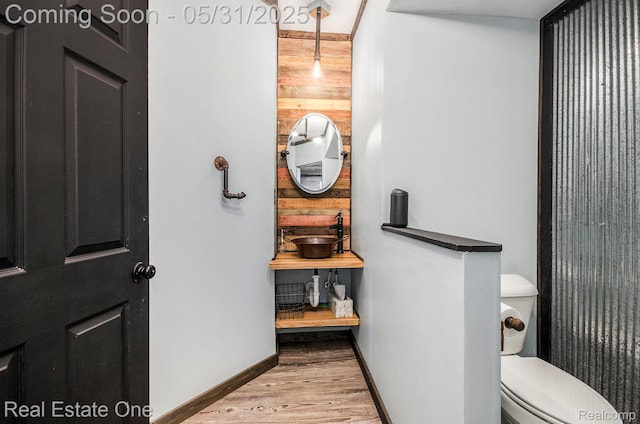 3088 Exeter Dr, Milford, MI 48380 - bathroom with a sink, wood finished floors, toilet, and baseboards