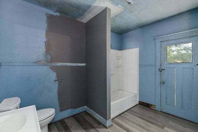 923 Calvert St, Detroit, MI 48202 - full bathroom with toilet, wood finished floors, and shower / washtub combination