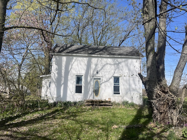 13500 Cleveland Ave, Buchanan, MI 49107 - colonial home with a front lawn