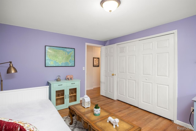 2960 Timberwyck Trail Dr, Troy, MI 48098 - bedroom featuring light wood-style flooring, a closet, and baseboards