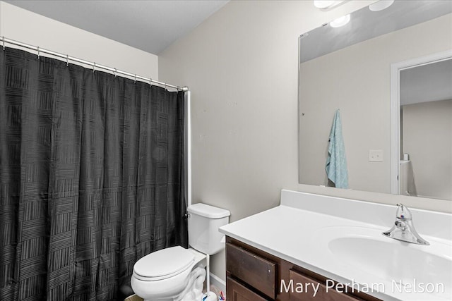 full bath with toilet, vanity, and a shower with shower curtain